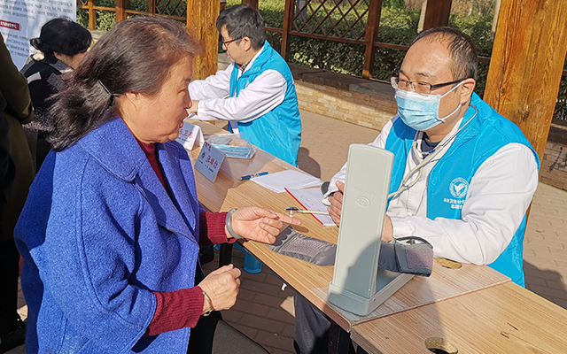 【学雷锋日】半岛官网,半岛（中国）举办“爱满京城，牵手智慧家医”志愿服务活动(图5)